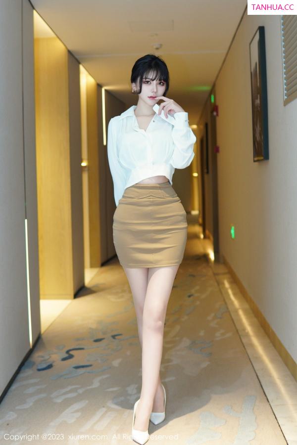   [XiuRen]高清写真图 2023.01.10 No.6111 桃桃子_ 短裙美腿第24张图片